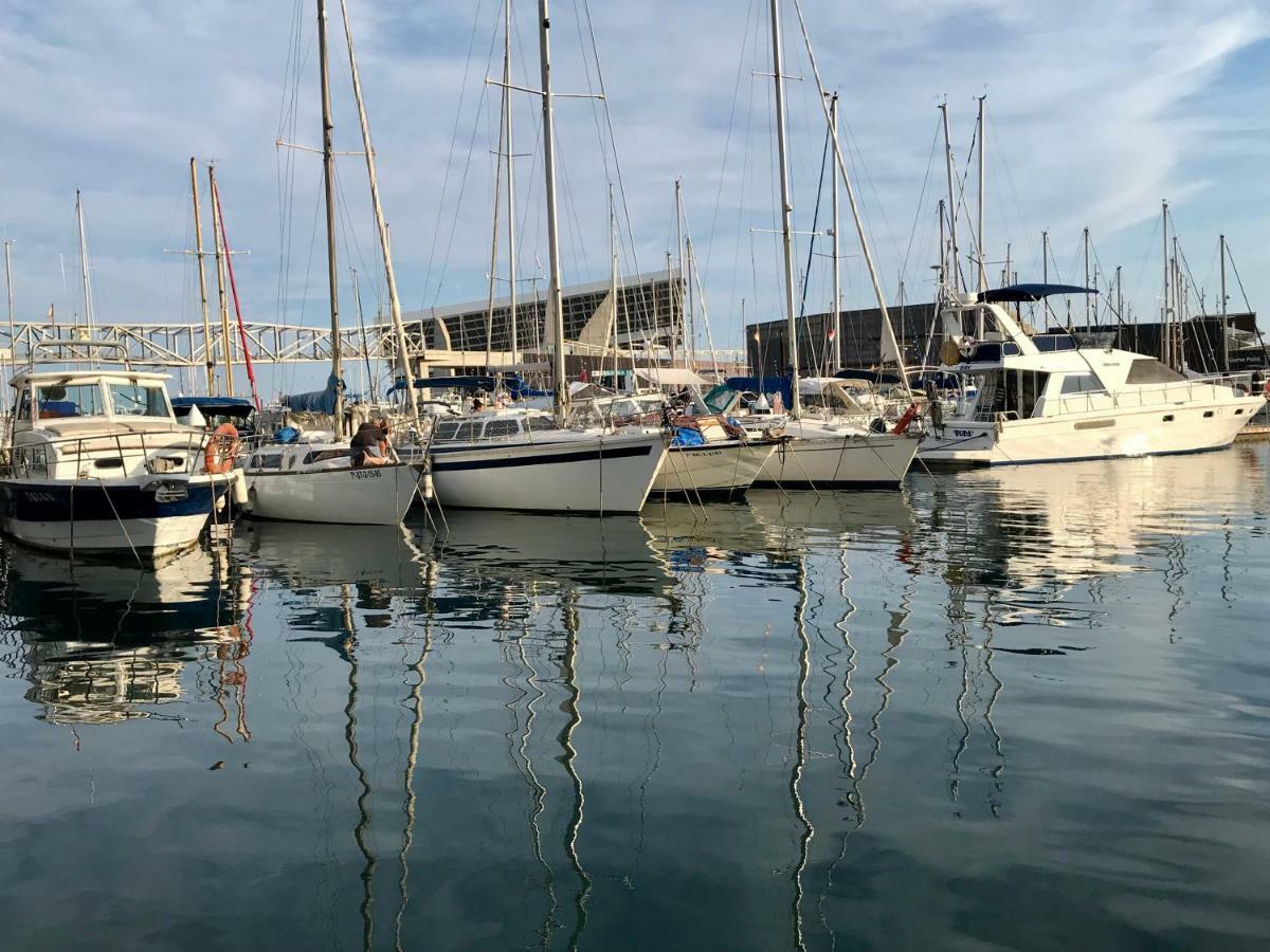 Sleep & Boats Barcelona City Сант Адриа де Бесос Екстериор снимка